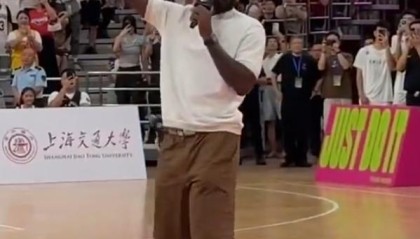 人气之王！詹姆斯交大球馆中文“你好”开场 现场爆发巨大的欢呼声